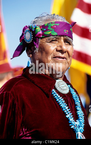 Vereinigten Staaten New Mexico Gallup jährlich Native Indianer Intertribal feierlichen Parade in der Stadt Zuni Medizinmann tragen selten Stockfoto