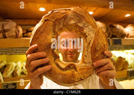 Frankreich Haute Savoie Megeve Winter Resort Remy Coste 31 Jahre Gründer & Besitzer von drei Bäckereien in Megeve & Umgebung Stockfoto