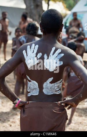 Handabdruck Dekorationen auf einer Tänzers wieder beim Laura Aboriginal Dance Festival. Laura, Queensland, Australien Stockfoto