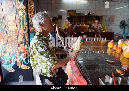 Malaysia Sarawak (Borneo) Kuching Chinatown europäischen Anbeter, die als Glücksbringer mit springen klebt ein chinesischer Tempel Stockfoto