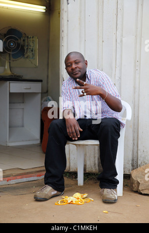 AFRIKANISCHER Mann in OUTLAW BARBERS SHOP KNYSNA TOWNSHIP Südafrika 5. Juli 2011 Stockfoto