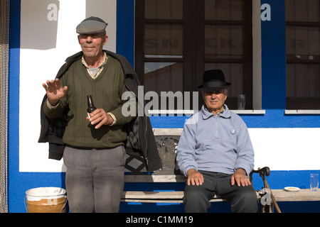 Männer in Taverne, Region Alentejo in Portugal Stockfoto