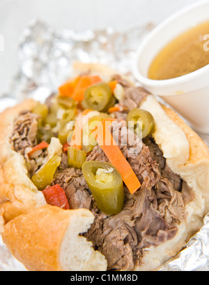 Chicago Style Italian Beef Sandwich Giardiniera mit DIP-sauce Stockfoto