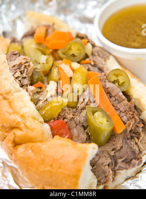 Chicago Style Italian Beef Sandwich Giardiniera mit DIP-sauce Stockfoto