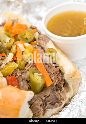 Chicago Style Italian Beef Sandwich Giardiniera mit DIP-sauce Stockfoto