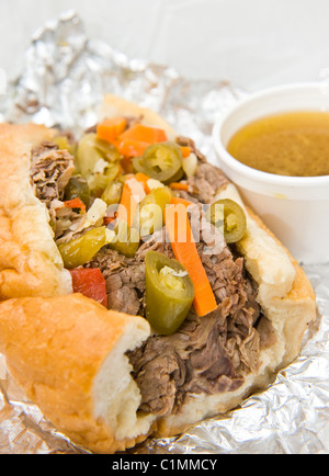 Chicago Style Italian Beef Sandwich Giardiniera mit DIP-sauce Stockfoto