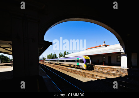 Ballarat, Australien / moderne Vlocity Pendler Zug am Bahnhof von Ballarat. Stockfoto