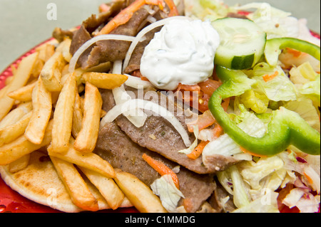 Große Portion des griechischen Gyros Sandwich serviert mit Pommes frites, Gemüse und Gewürze Stockfoto