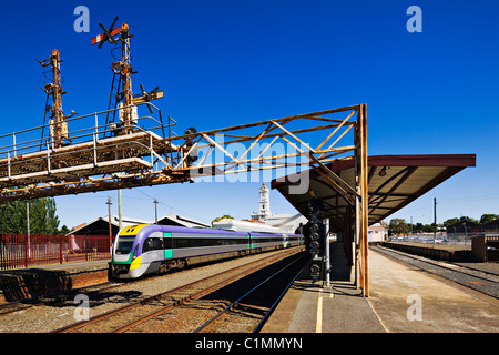 Ballarat, Australien / moderne Vlocity Pendler Zug ab Bahnhof Ballarat. Stockfoto