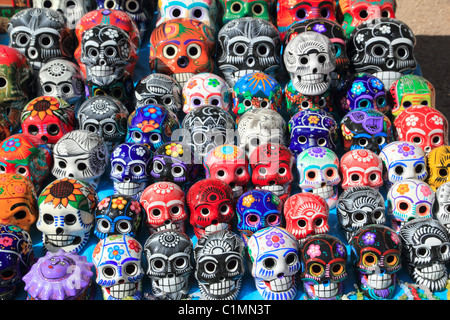 Mexikanischen Totenköpfen bunte Keramik Kunsthandwerk Tag der Toten Stockfoto