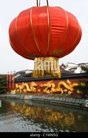 Eine rote Laterne und der Drache Fassade Wand auf dem Qinhuai-Fluss im Bereich Fuzi Miao von Nanjing. Stockfoto