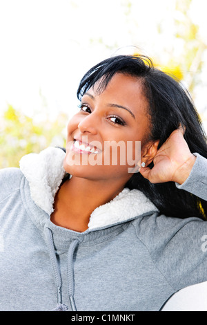Porträt der glückliche junge schwarze Frau im Freien im Herbst Stockfoto