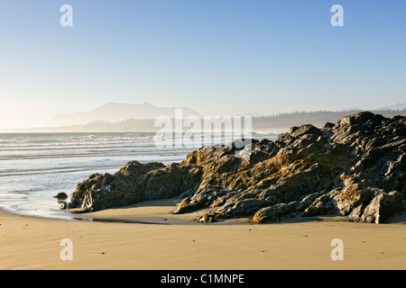 Felsige Ufer von langem Strand im Pacific Rim National Park, Kanada Stockfoto