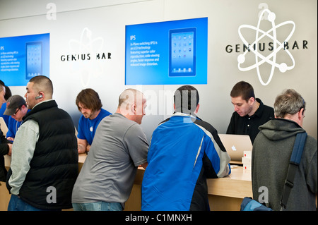 Kunden erkunden das iPad in einem Apple Store am Tag der Markteinführung, Cherry Hill Mall, New Jersey, USA. Stockfoto
