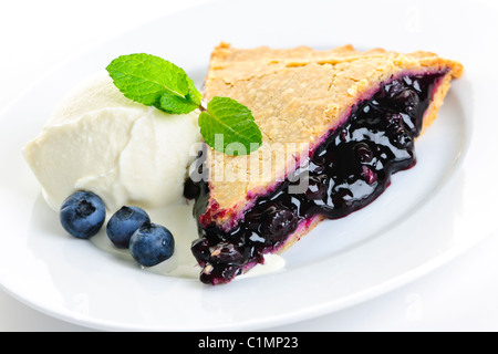 Stück Blaubeerkuchen mit Vanilleeis und Beeren Stockfoto