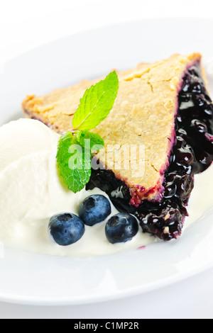 Stück Blaubeerkuchen mit Vanilleeis und Beeren Stockfoto