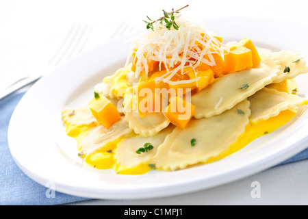 Gourmetdinner Kürbis Ravioli mit Käse auf der Platte serviert Stockfoto