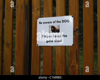 Schild Warnung "des Hundes bewusst sein" Stockfoto