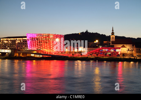 Ars Electronica Center, beleuchtet in der Abenddämmerung, Linz, Österreich Stockfoto