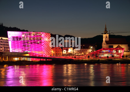 Ars Electronica Center, beleuchtet in der Abenddämmerung, Linz, Österreich Stockfoto