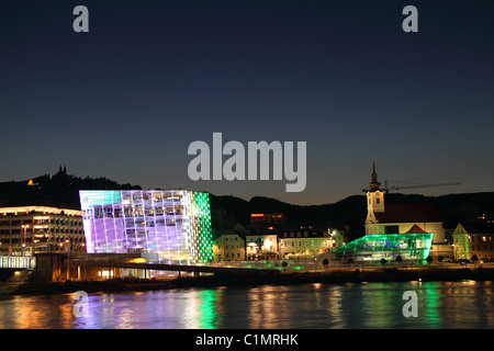 Ars Electronica Center, beleuchtet in der Abenddämmerung, Linz, Österreich Stockfoto