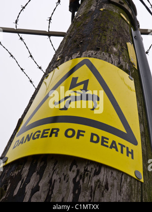 "Lebensgefahr" Warnzeichen auf einen Telegrafenmast. Stockfoto
