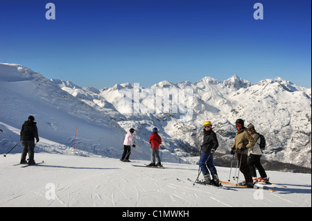 Skifahrer auf der Vogel-Ski-Zentrum an der Spitze der Orlove Glave - Zadnji Vogel laufen im slowenischen Triglav Nationalpark Stockfoto