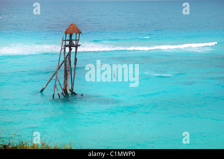 Karibische Zip Line Tiroler türkisfarbenen Meer in Mexiko Stockfoto