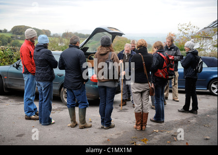 Nahrungssuche Experte Raoul Van Den Broucke mit einer Reisegruppe in der Nähe von Chepstow in Gwent, Wales UK Stockfoto