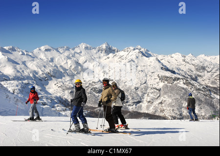 Skifahrer auf der Vogel-Ski-Zentrum an der Spitze der Orlove Glave - Zadnji Vogel laufen im slowenischen Triglav Nationalpark Stockfoto