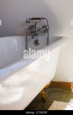 Antik Gusseisen, Klaue Fuß Badewanne. Stockfoto