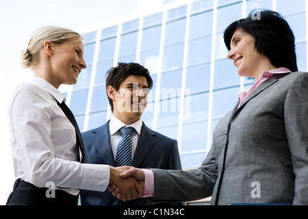 Foto von erfolgreiche Geschäftsfrauen Handshake nach dem Auftreffen auf Deal und glücklicher Mensch betrachten Stockfoto