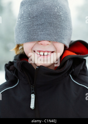 Jungen tragen wolligen Hut Stockfoto