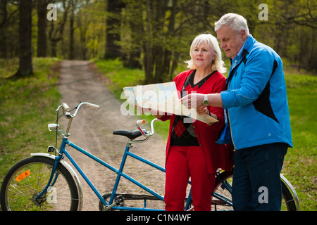 Älteres Paar mit Tandem-Fahrrad Stockfoto