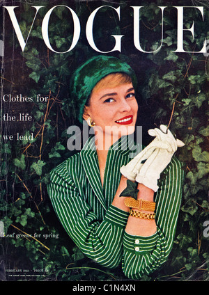 Cover der VOGUE Fashion Magazin Februar 1955 Foto von NORMAN PARKINSON Stockfoto