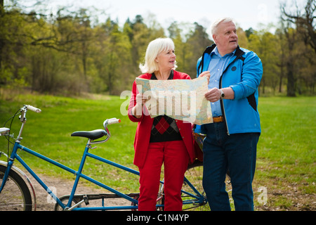 Älteres Paar mit Tandem-Fahrrad Stockfoto