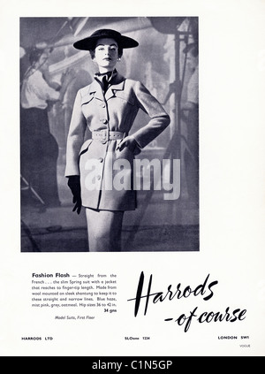 Original ganzseitige 1950er Jahre Werbung in der Damenmode für Kaufhaus Harrods Magazin Stockfoto