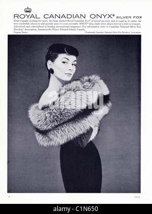 Original ganzseitige 1950er Jahre Anzeige in der Damenmode Magazin für ROYAL CANADIAN ONYX SILBERFUCHS Pelz Stockfoto