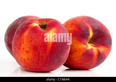 Drei Pfirsiche auf weißen Tisch, Nahaufnahme Stockfoto