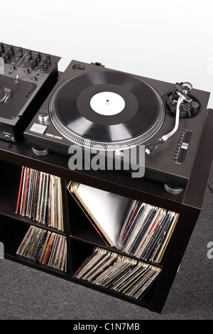 Plattenspieler und Dj-Mixer auf schwarzen Tisch, Nahaufnahme im studio Stockfoto