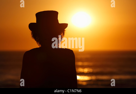 Eine Frau beobachtet den Sonnenuntergang am Playa Avellanas, Halbinsel Nicoya, Costa Rica Stockfoto