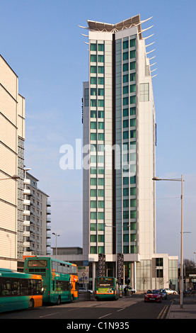 Moderne Apartments im Hochhaus in der Innenstadt mit den Bussen in Straße Cardiff Wales UK Stockfoto