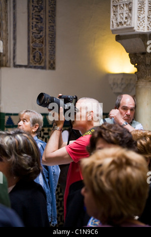 Mann / männlich Tourist / Profi-Fotografen fotografiert den Hof der Puppen. Real Alcazar De Sevilla / Sevilla. Spanien. Stockfoto