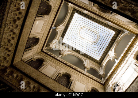 Wände und Glasdecke des Innenhofs der Puppen. Spanisch: Patio de Las Munecas bei Real Alcazar De Sevilla / Sevilla. Spanien Stockfoto