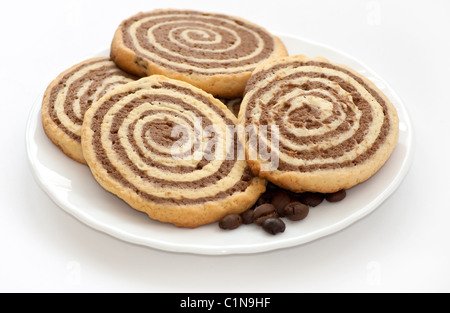 schwarze und weiße Cookies mit Kaffee Bohnen auf dem Teller Stockfoto