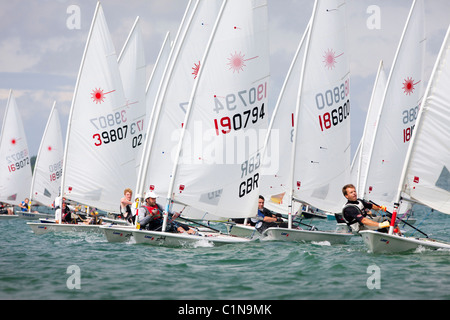 Laser Jolle Rennen in Chichester Harbour, Hampshire, UK Stockfoto