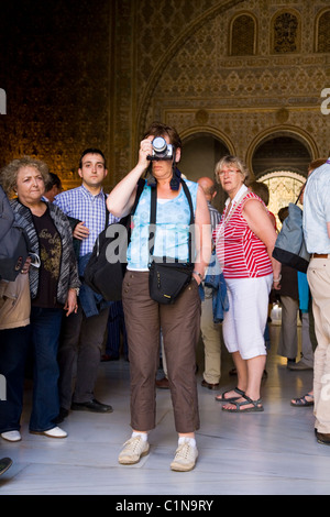 Frau Tourist / Fotograf fotografiert Innenhof der Puppen mit Objektivdeckel auf. Real Alcazar Sevilla / Sevilla. Spanien. Stockfoto