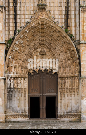 Aufwändige Tür am Kloster von Batalha aka Mosteiro de Batalha, Portugal Stockfoto