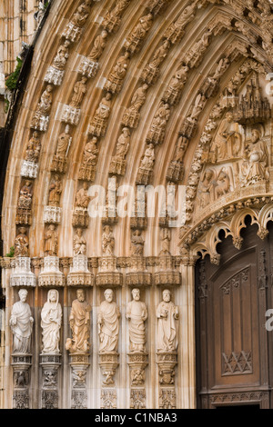 Aufwändige Tür am Kloster von Batalha aka Mosteiro de Batalha, Portugal Stockfoto