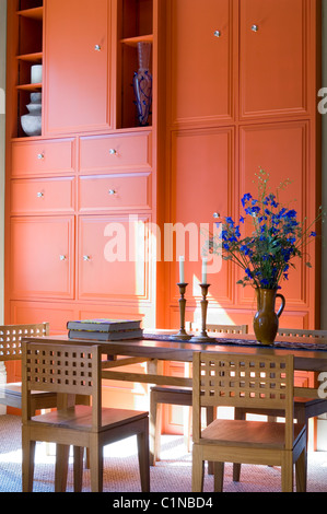 Esszimmer mit orange Lagerung Schränke im 19. Jahrhundert Regency Haus mit modernen und orientalischen Objekte eingerichtet Stockfoto